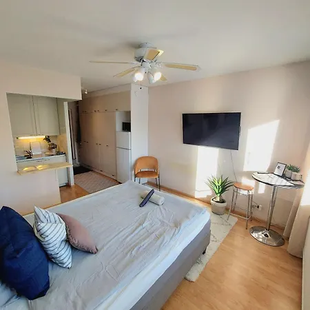 Cozy Studio, Great Location, Wifi & Parking Appartamento *